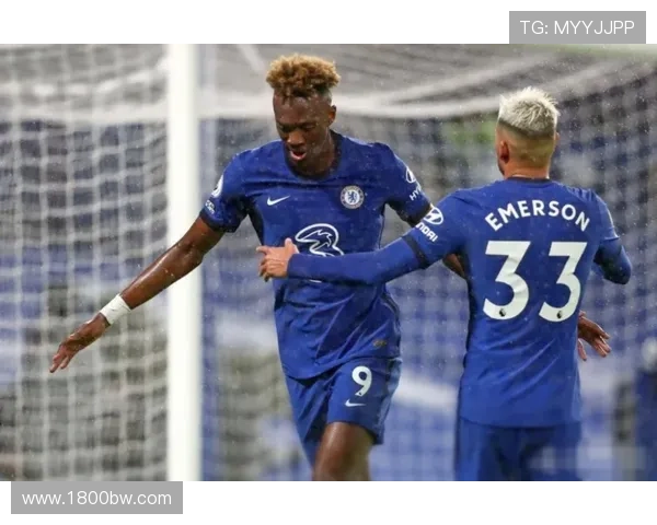 西蒙斯豪泽米诺特三人联手发威合砍53分助力球队逆转胜利