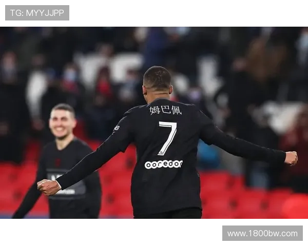 巴黎新赛季第四款球衣发布黑色主调搭配炭灰与玫瑰色渐变设计